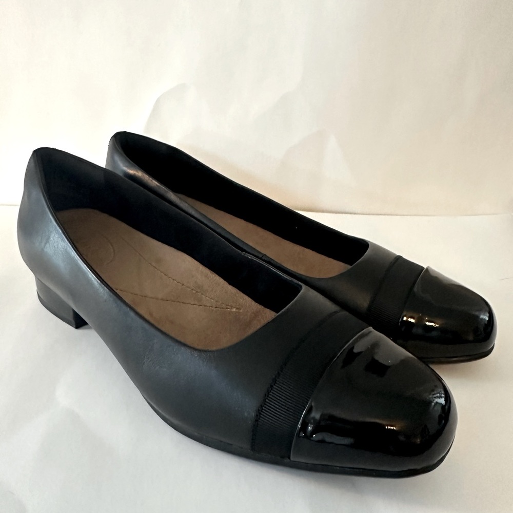 Clarks Black Ballet Flats Size 10W. Leather upper with patent leather cap